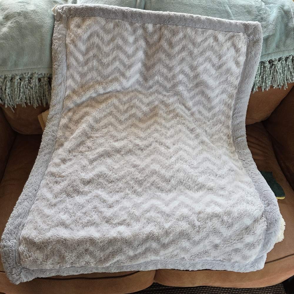KoalaBaby Soft Gray Chevron Throw Blanket